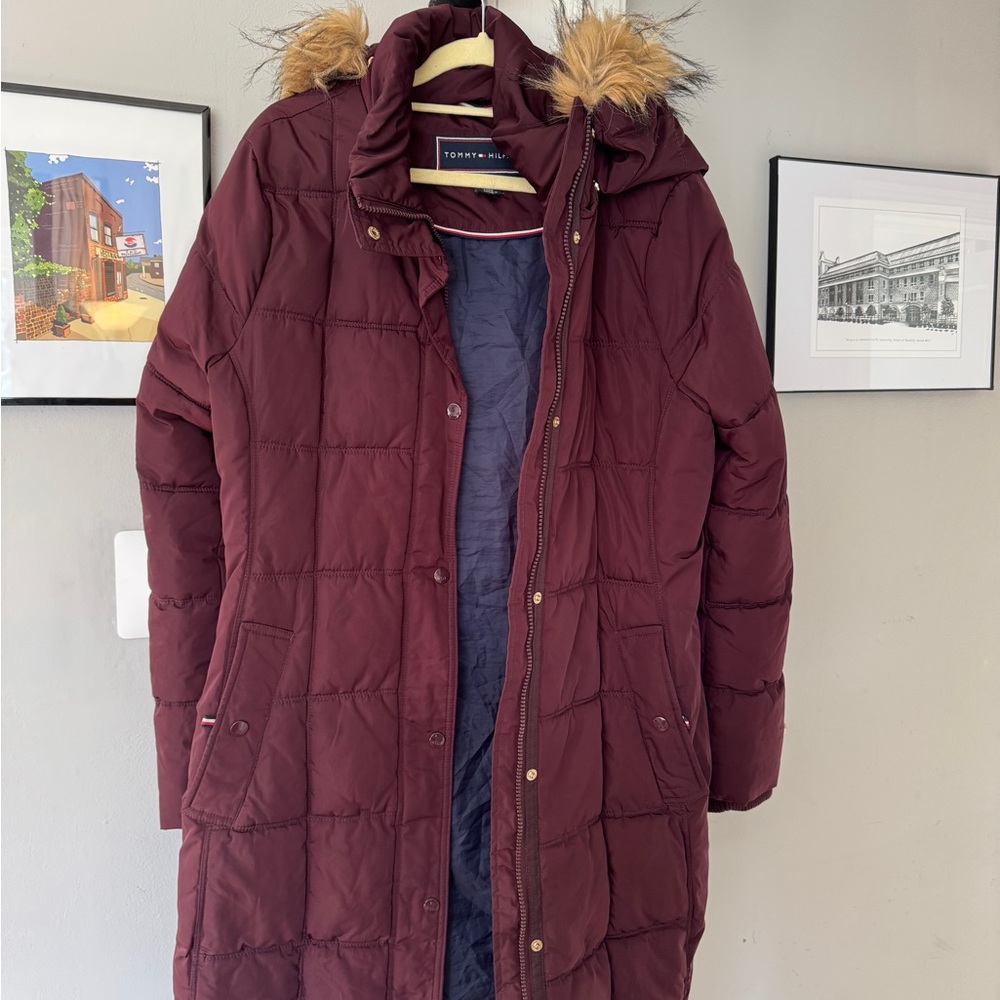 Tommy Hilfiger Burgundy Puffer Jacket with Hood and Quilted Design